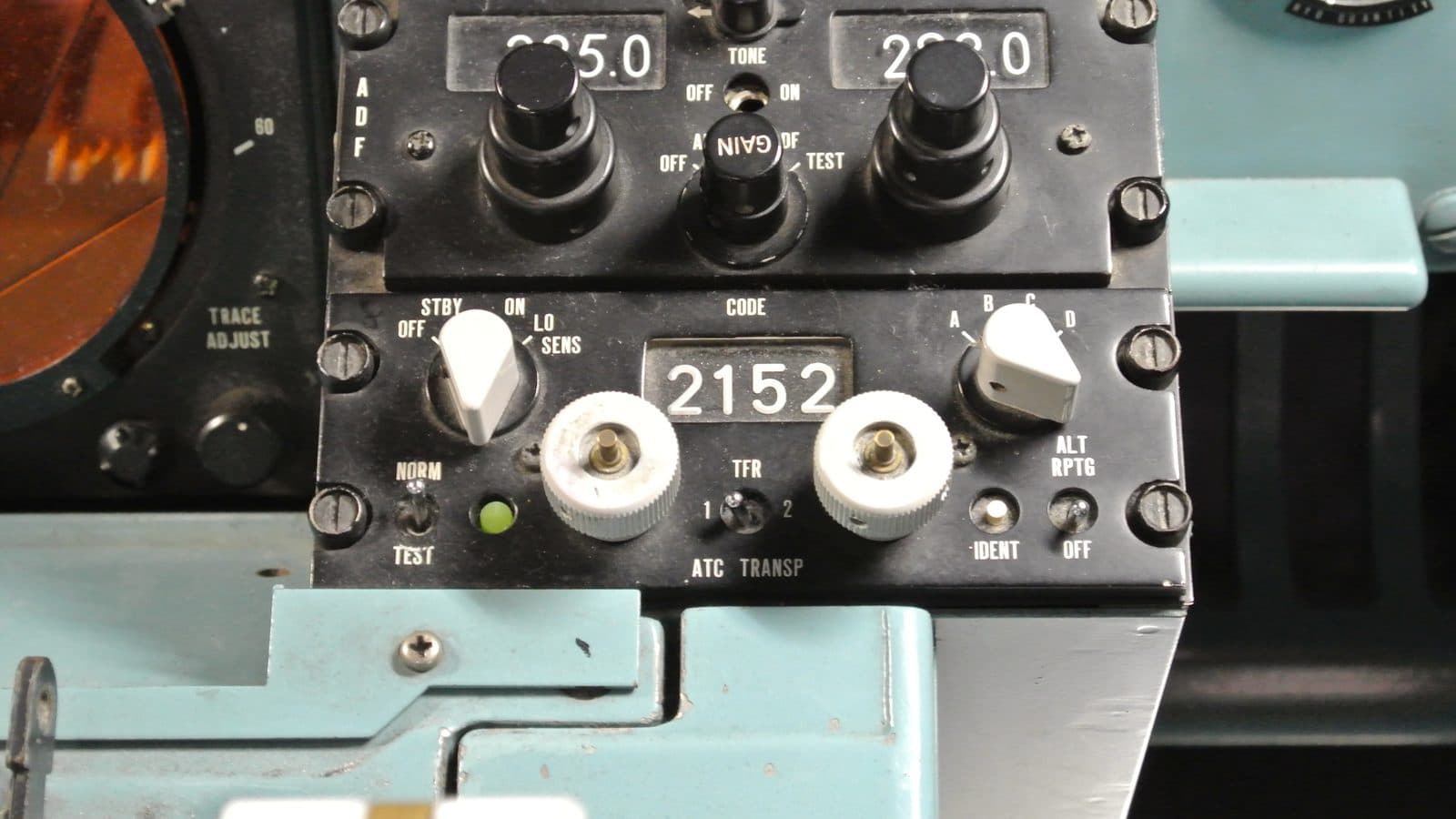 Transponder control panel of a McDonnell Douglas DC-9, showing code 2152, with its selector knobs and IDENT button